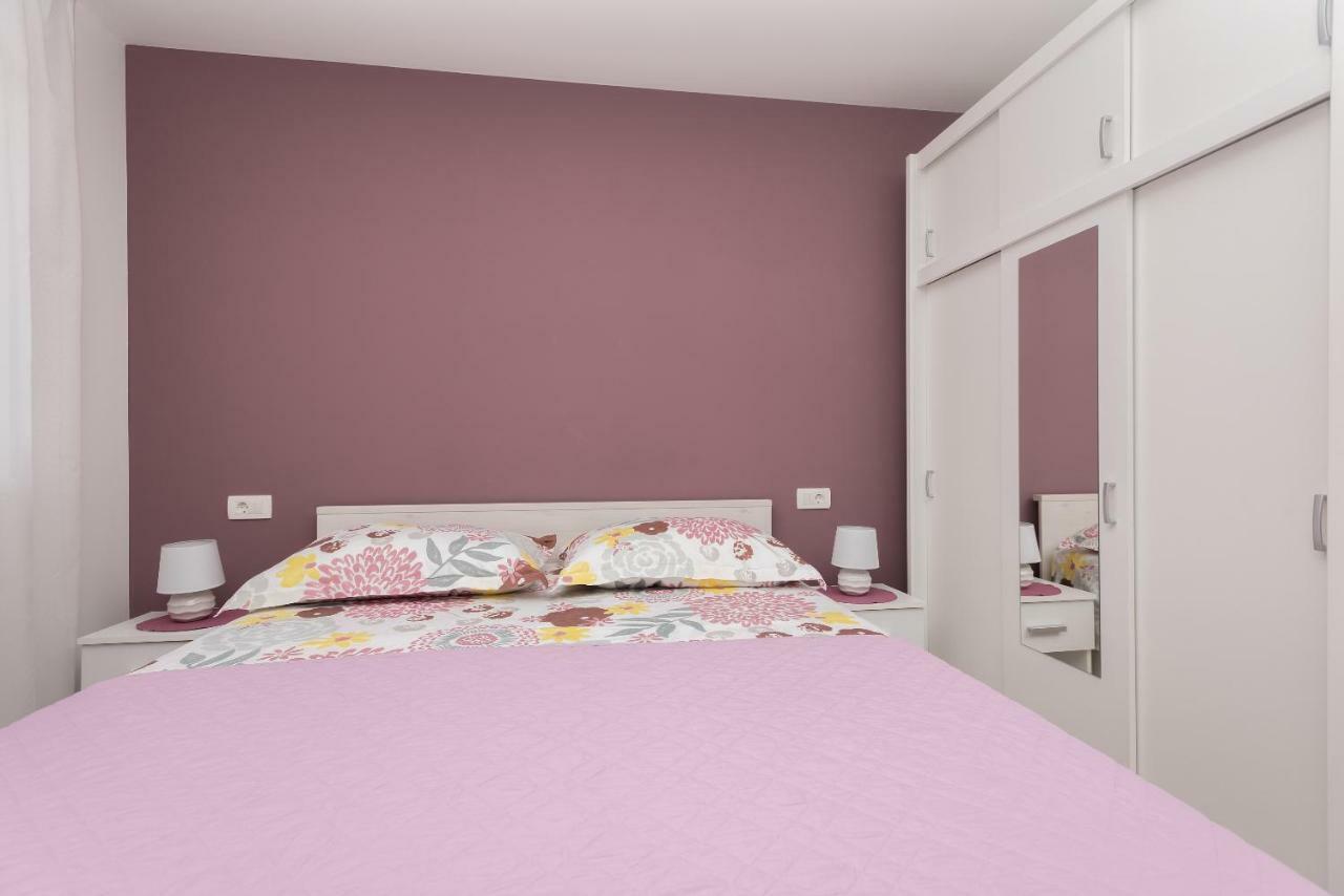Nataly With Free Parking Apartment